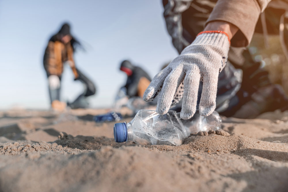 Restos de corcho y plásticos inundan las calas de Cala Sant Vicens en Pollensa